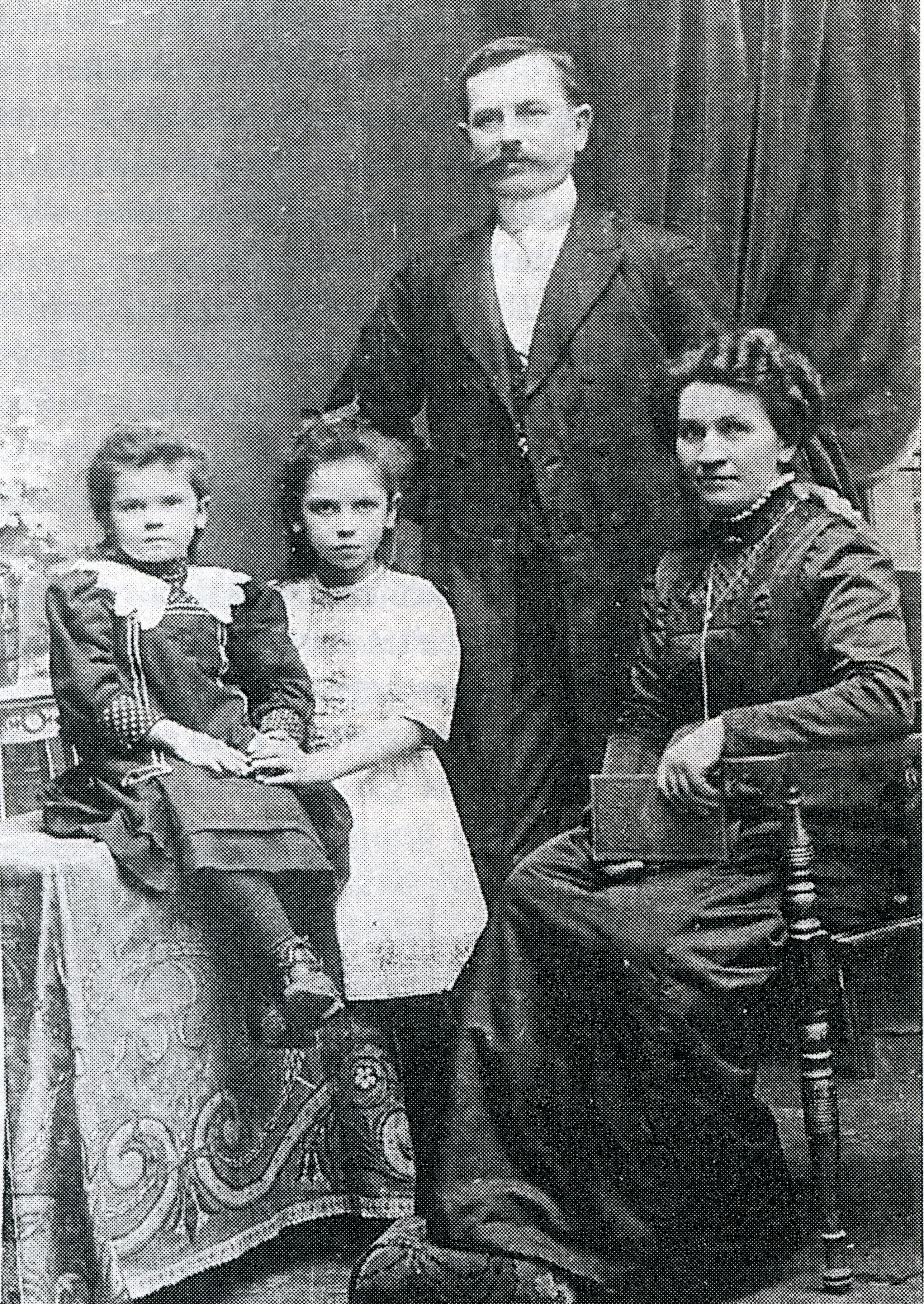 Gustav und Lina Lörzer mit den Töchtern Grete und Meta, Aufnahme aus dem Jahr 1909