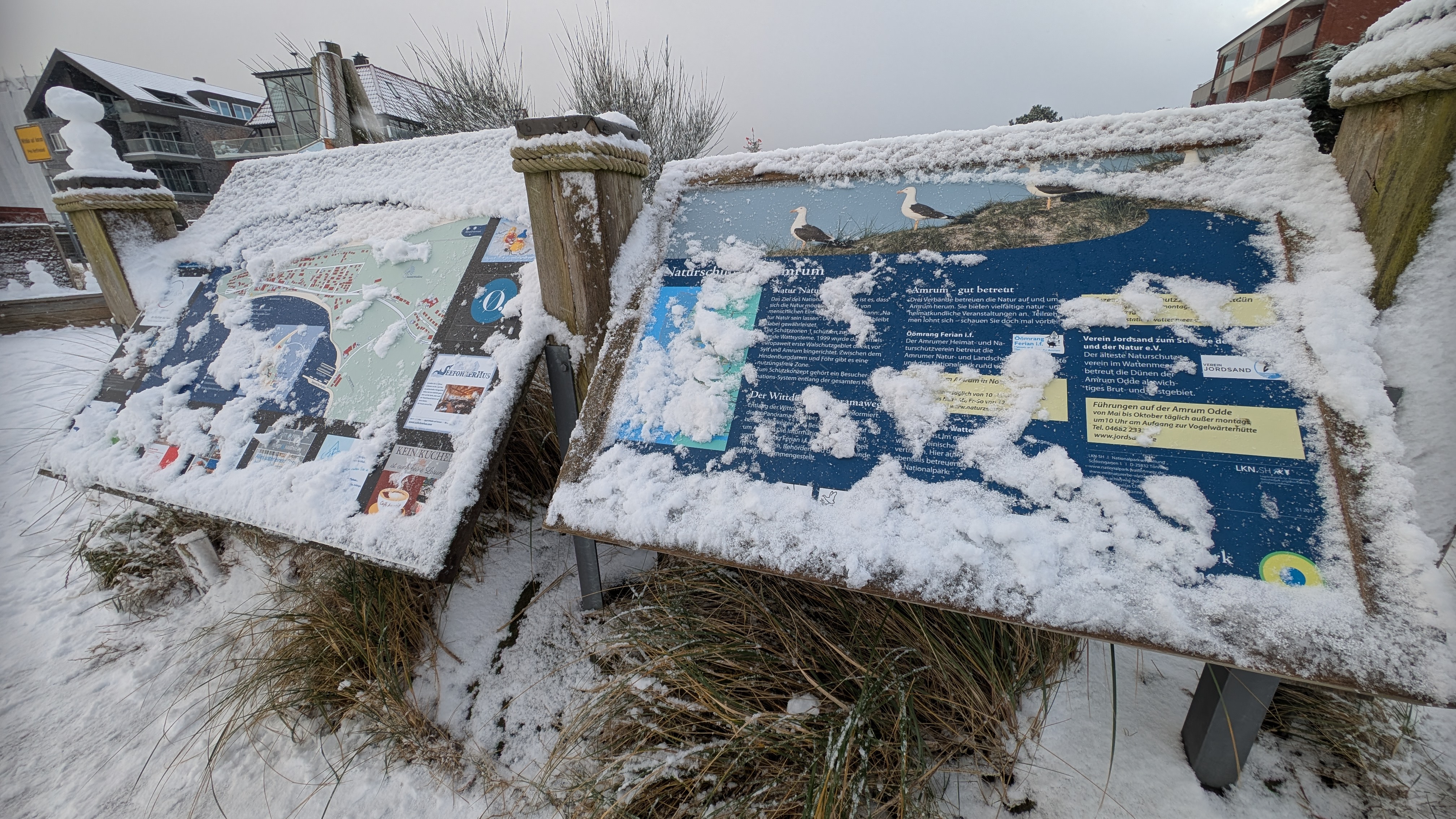 Infotafeln mit Schnee bedeckt