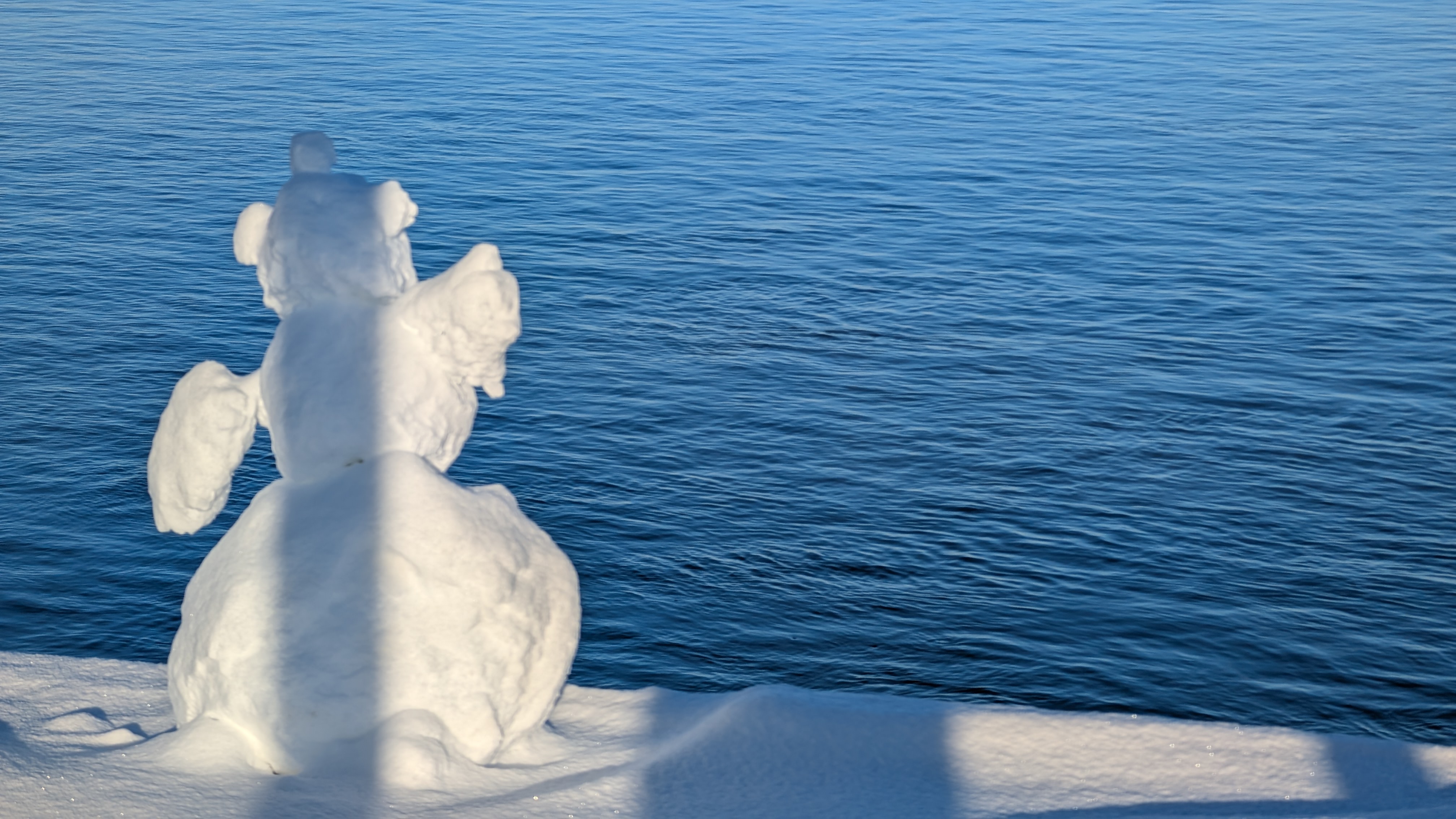 Schneemann am Fährhafen