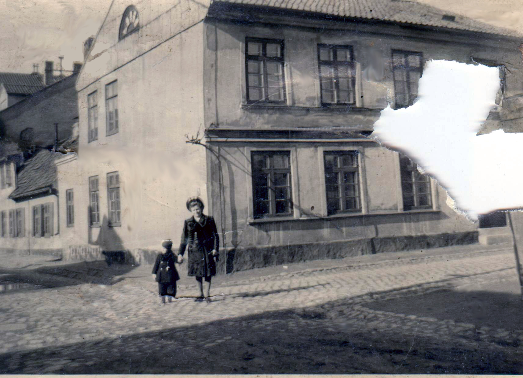Heinz Killert mit seiner Mutter vor Haus in der Stauerstraße in Memel - ca. 1933/34