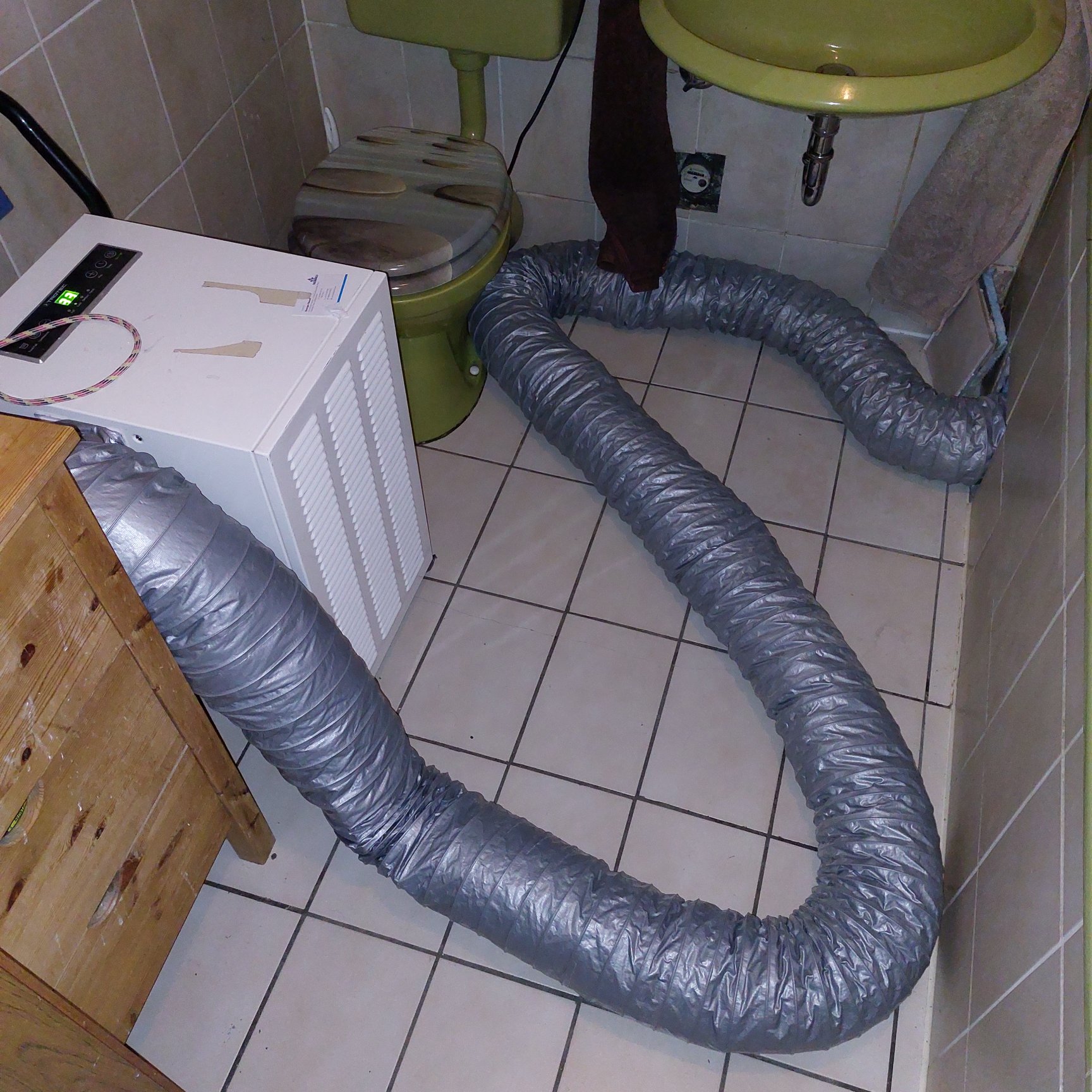 Mein altes Badezimmer macht Ärger - Undichter Siffon unter der Badewanne und am Waschbecken. Jetzt muss alles trocknen.